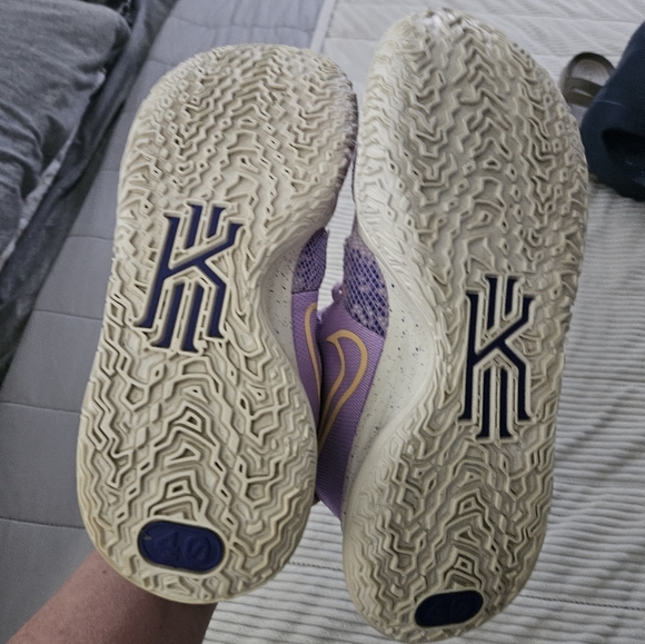 Nike Kyrie 7 Daughters Purple and Pink Basketball Shoes Size 7 - Picture 8 of 16